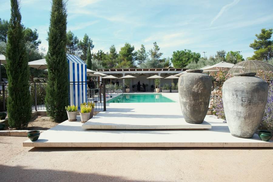 Piscina con dos grandes tinajas y cipreses alrededor
